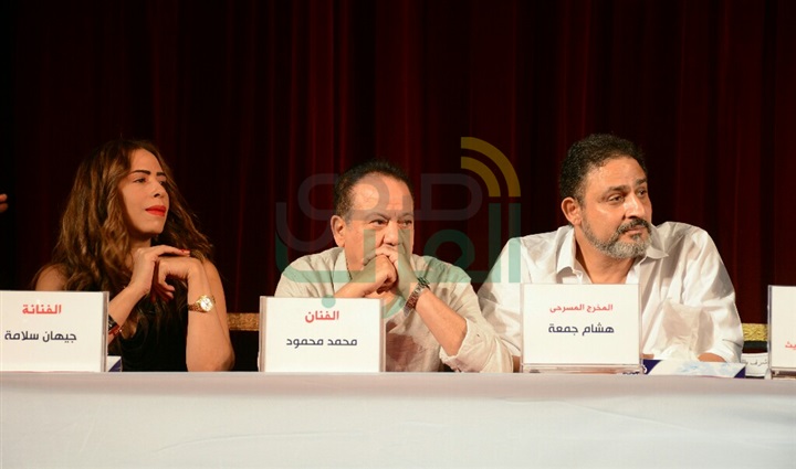 بدء مؤتمر "الحفلة التنكرية".. وأبطال العرض يتغيبون عن الحضور بدء مؤتمر "الحفلة التنكرية".. وأبطال العرض يتغيبون عن الحضور