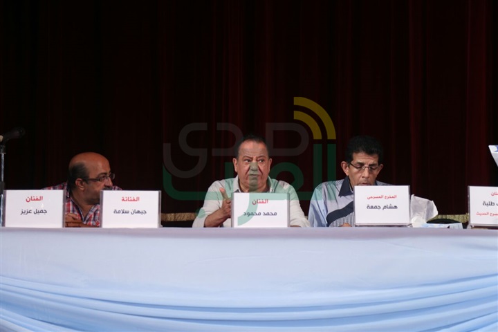 بدء مؤتمر "الحفلة التنكرية".. وأبطال العرض يتغيبون عن الحضور بدء مؤتمر "الحفلة التنكرية".. وأبطال العرض يتغيبون عن الحضور