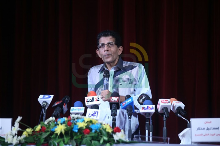 بدء مؤتمر "الحفلة التنكرية".. وأبطال العرض يتغيبون عن الحضور بدء مؤتمر "الحفلة التنكرية".. وأبطال العرض يتغيبون عن الحضور