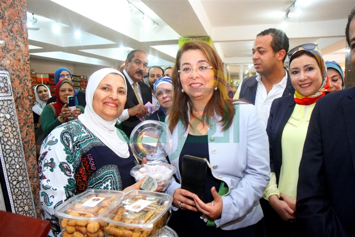 بالصور..غادة والي تفتتح معرض ديارنا بالرصافة في الاسكندرية