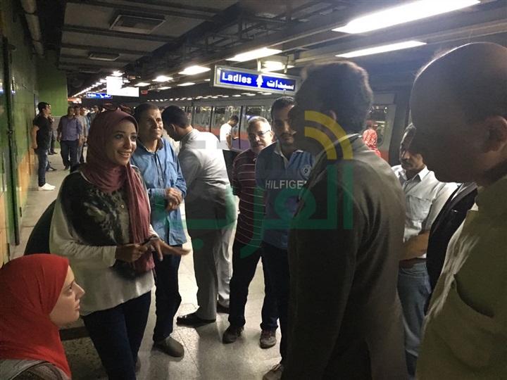 بالصور.. جولة مفاجئة لوزير النقل بمحطات مترو الأنفاق
