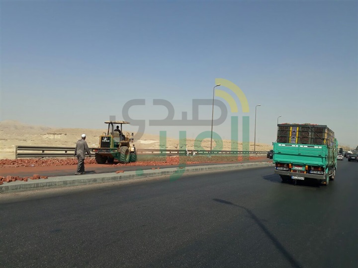 بالصور.. انقلاب سيارة نقل محملة بالطوب يسفر عن كثافات مرورية بالاوتوستراد 