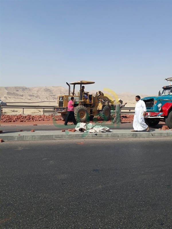 بالصور.. انقلاب سيارة نقل محملة بالطوب يسفر عن كثافات مرورية بالاوتوستراد 