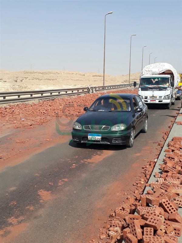 بالصور.. انقلاب سيارة نقل محملة بالطوب يسفر عن كثافات مرورية بالاوتوستراد 