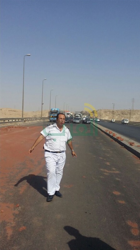 بالصور.. انقلاب سيارة نقل محملة بالطوب يسفر عن كثافات مرورية بالاوتوستراد 