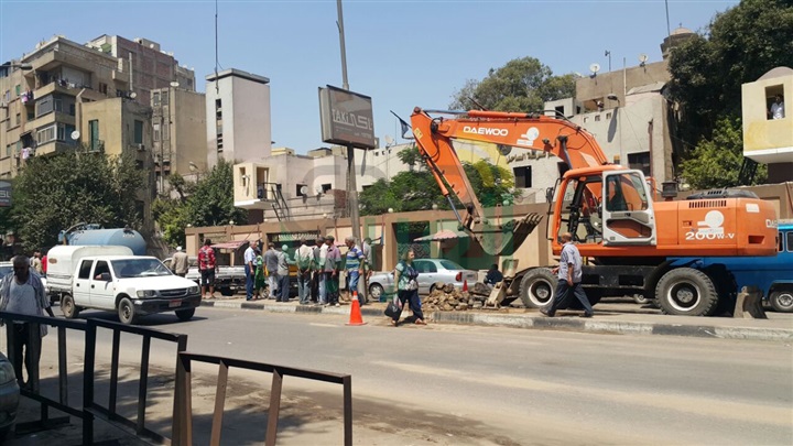 بالصور.. كثافات مرورية بسبب كسر ماسورة مياه بشارع شبرا