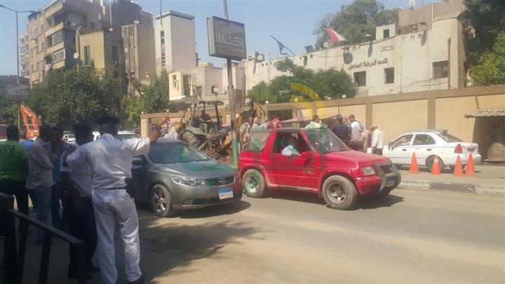 بالصور.. كثافات مرورية بسبب كسر ماسورة مياه بشارع شبرا