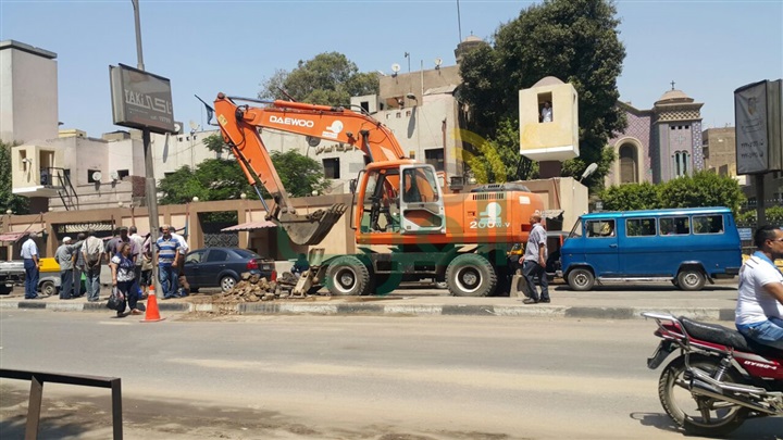 بالصور.. كثافات مرورية بسبب كسر ماسورة مياه بشارع شبرا