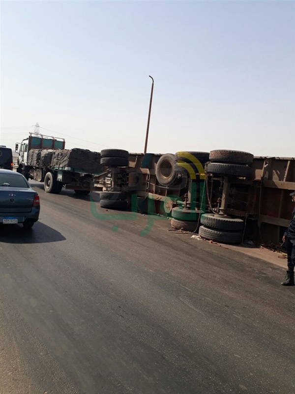 بالصور.. انقلاب سيارة نقل محملة بالطوب يسفر عن كثافات مرورية بالاوتوستراد 