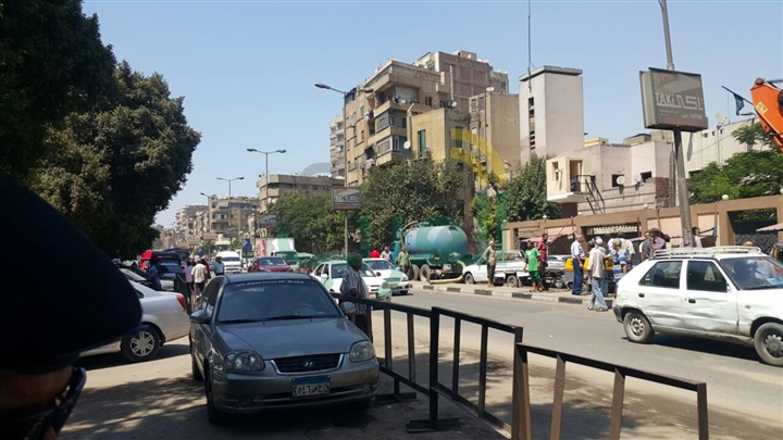 بالصور.. كثافات مرورية بسبب كسر ماسورة مياه بشارع شبرا