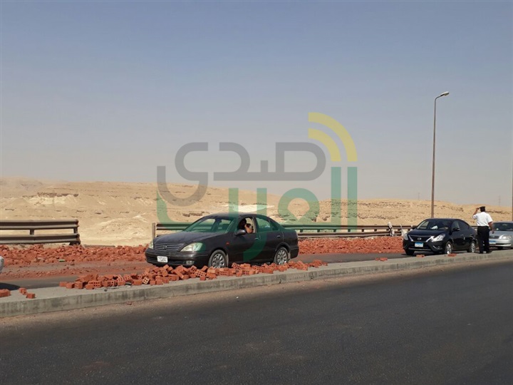 بالصور.. انقلاب سيارة نقل محملة بالطوب يسفر عن كثافات مرورية بالاوتوستراد 
