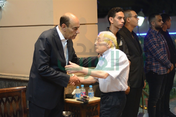 بالصور.. نجوم الفن في عزاء شقيق الفن احمد بدير