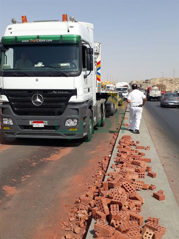 بالصور.. انقلاب سيارة نقل محملة بالطوب يسفر عن كثافات مرورية بالاوتوستراد 