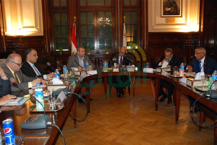 وزير الزراعة يناقش مشكلات المحاصيل السكرية في مصر