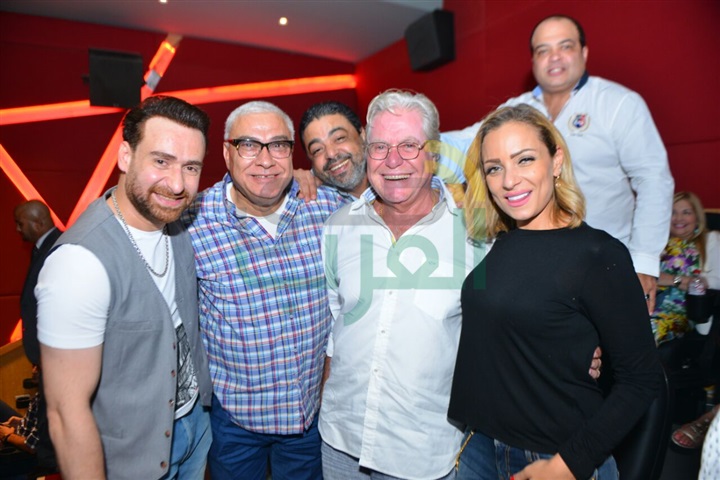 بالصور.. صناع فيلم "عمر الأزرق" يحتفلون به وسط حضور نجوم الفن بالصور.. صناع فيلم "عمر الأزرق" يحتفلون به وسط حضور نجوم الفن