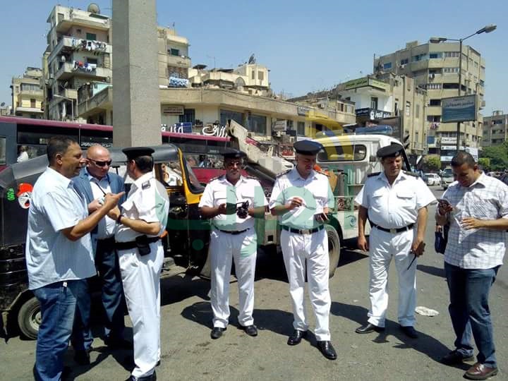 بالصور.. حملة مكبرة لإزالة الاشغالات وضبط التكاتك بالساحل
