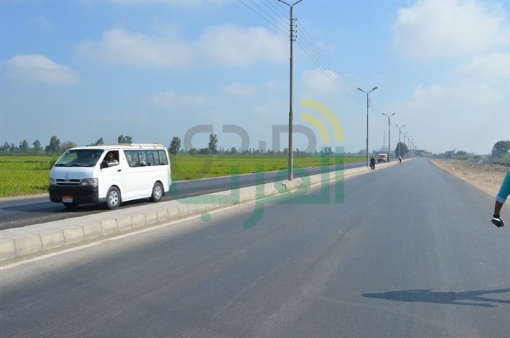 بالصور.. مساعد محافظ كفر الشيخ يتابع أعمال النظافة علي الرافد الدولي