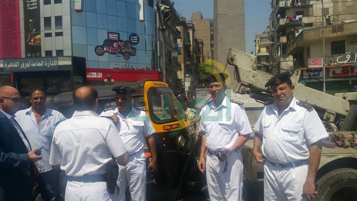 بالصور.. حملة مكبرة لإزالة الاشغالات وضبط التكاتك بالساحل