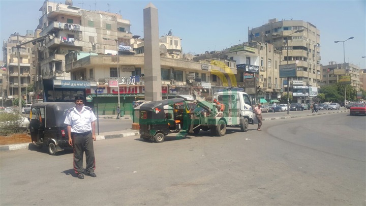 بالصور.. حملة مكبرة لإزالة الاشغالات وضبط التكاتك بالساحل