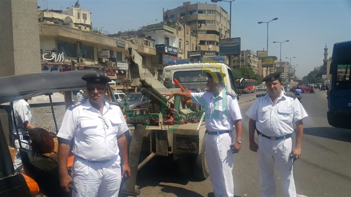 بالصور.. حملة مكبرة لإزالة الاشغالات وضبط التكاتك بالساحل