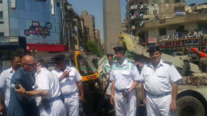 بالصور.. حملة مكبرة لإزالة الاشغالات وضبط التكاتك بالساحل