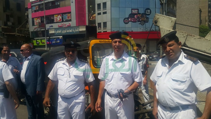 بالصور.. حملة مكبرة لإزالة الاشغالات وضبط التكاتك بالساحل