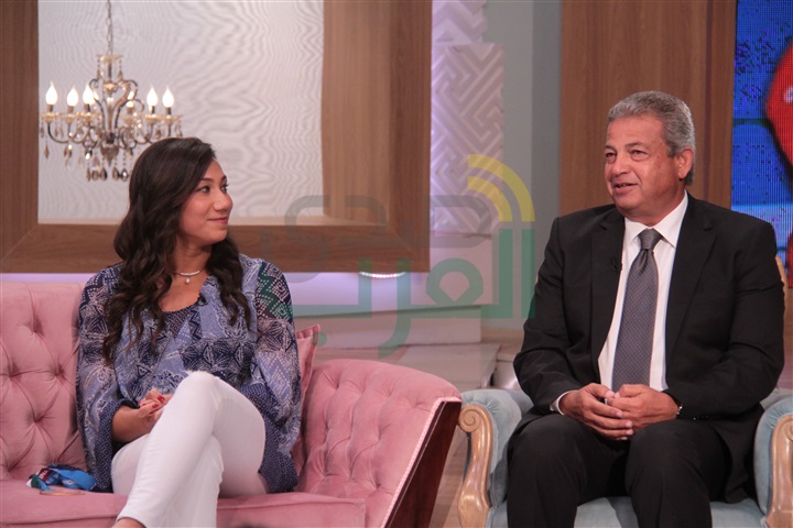 بالصور .. "مفاجأة" وزير الشباب والرياضة لـ فريدة عثمان في "معكم .. منى الشاذلي"