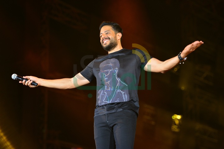 بالصور.. حماقي يفاجئ الجمهور بأغنية جديدة في أولى حفلاته بالساحل الشمالي