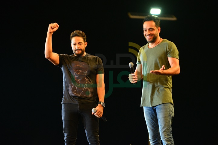 بالصور.. حماقي يفاجئ الجمهور بأغنية جديدة في أولى حفلاته بالساحل الشمالي