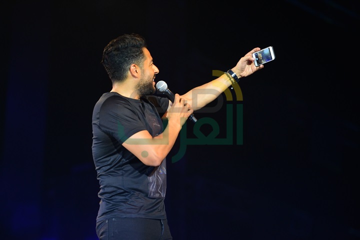 بالصور.. حماقي يفاجئ الجمهور بأغنية جديدة في أولى حفلاته بالساحل الشمالي