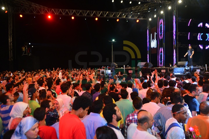 بالصور.. حماقي يفاجئ الجمهور بأغنية جديدة في أولى حفلاته بالساحل الشمالي