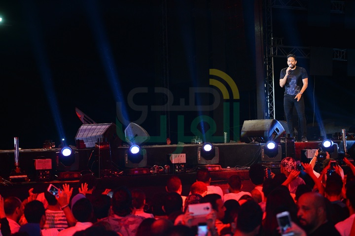 بالصور.. حماقي يفاجئ الجمهور بأغنية جديدة في أولى حفلاته بالساحل الشمالي