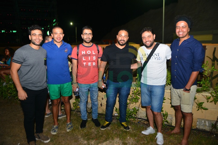 بالصور.. حماقي يفاجئ الجمهور بأغنية جديدة في أولى حفلاته بالساحل الشمالي