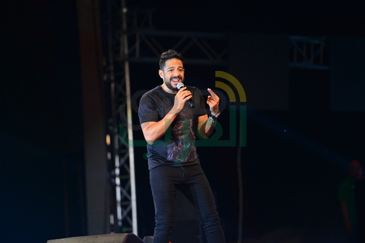 بالصور.. حماقي يفاجئ الجمهور بأغنية جديدة في أولى حفلاته بالساحل الشمالي