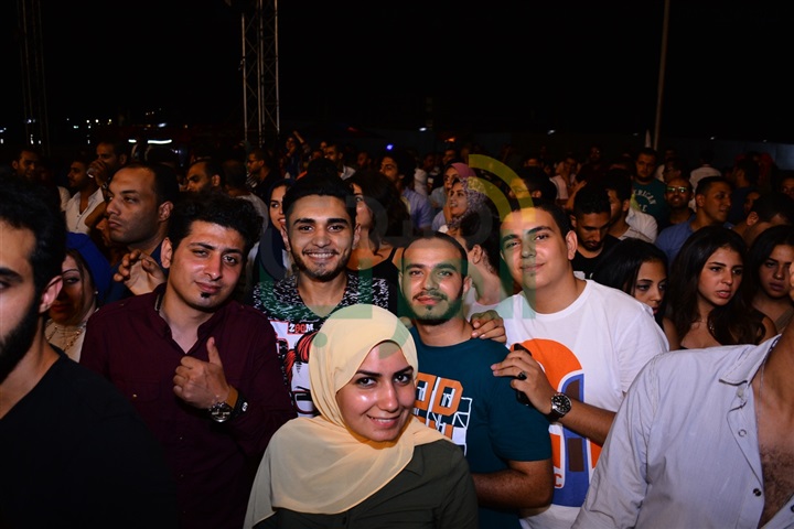 بالصور.. حماقي يفاجئ الجمهور بأغنية جديدة في أولى حفلاته بالساحل الشمالي