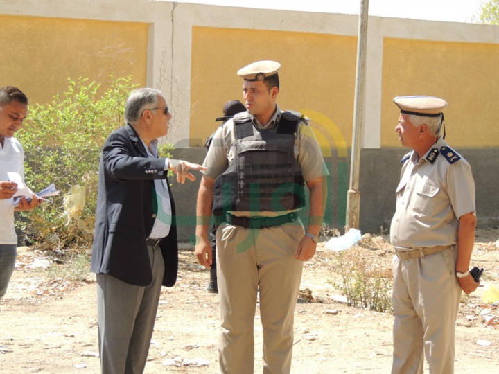 مدير أمن قنا يتفقد الأكمنة الثابتة وخدمات تأمين الطرق الخارجية