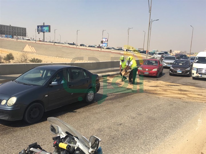 بالصور.. اصطدام سيارة بالحاجز الخرسانى أعلى الدائرى