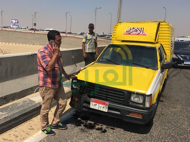 بالصور.. اصطدام سيارة بالحاجز الخرسانى أعلى الدائرى