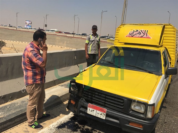 بالصور.. اصطدام سيارة بالحاجز الخرسانى أعلى الدائرى