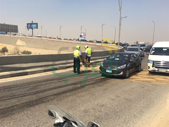 بالصور.. اصطدام سيارة بالحاجز الخرسانى أعلى الدائرى