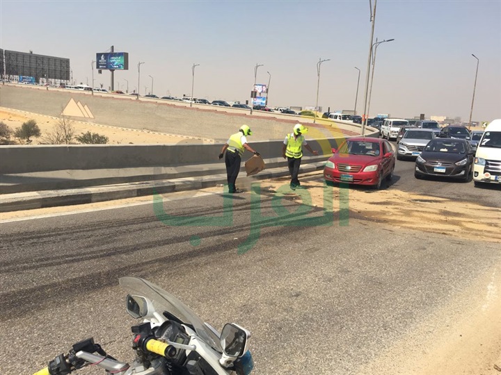 بالصور.. اصطدام سيارة بالحاجز الخرسانى أعلى الدائرى