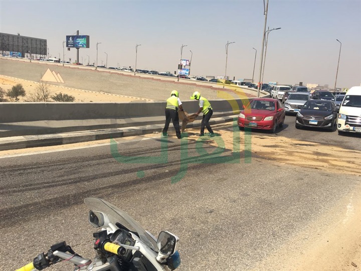 بالصور.. اصطدام سيارة بالحاجز الخرسانى أعلى الدائرى