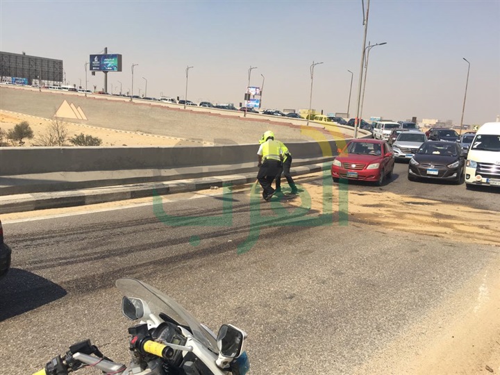 بالصور.. اصطدام سيارة بالحاجز الخرسانى أعلى الدائرى