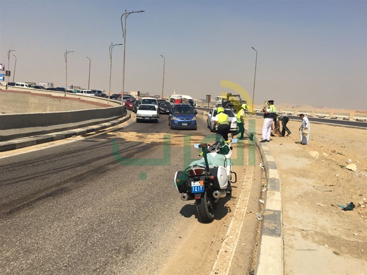 بالصور.. اصطدام سيارة بالحاجز الخرسانى أعلى الدائرى