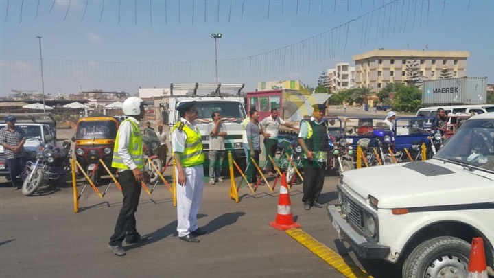 بالصور.. حملات مرورية على الطرق الصحراوية