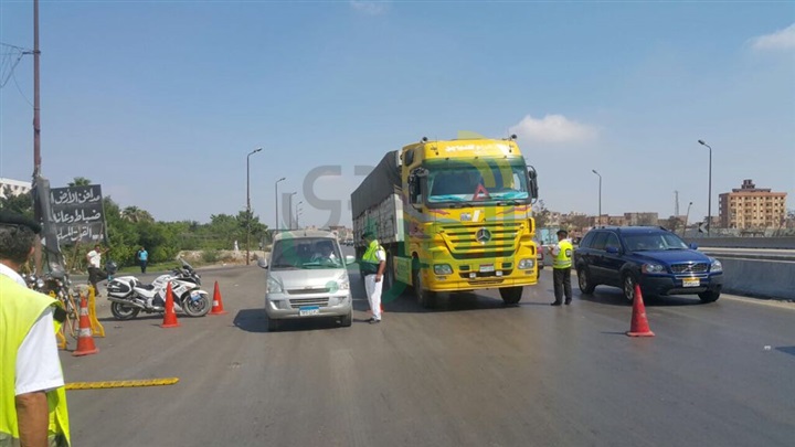 بالصور.. حملات مرورية على الطرق الصحراوية