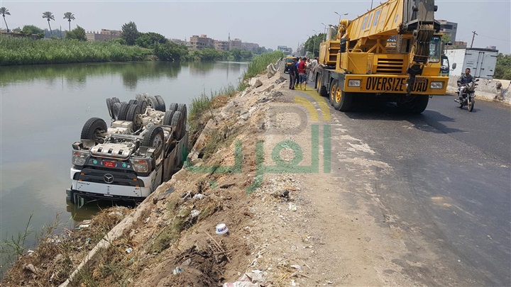 بالصور.. انقلاب سيارة نقل فى الرياح التوفيقى بكفر شكر