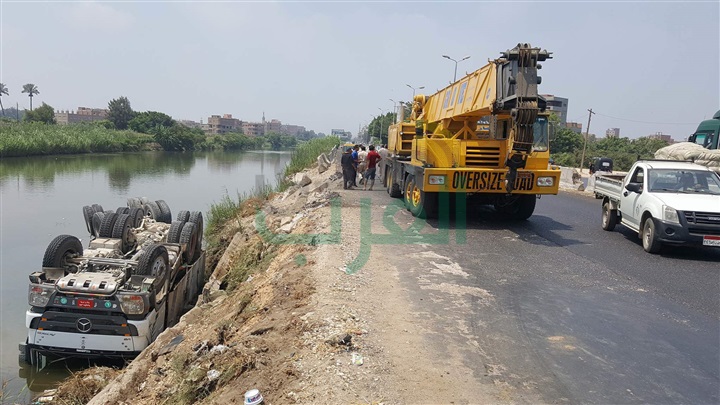 بالصور.. انقلاب سيارة نقل فى الرياح التوفيقى بكفر شكر
