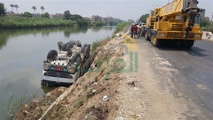 بالصور.. انقلاب سيارة نقل فى الرياح التوفيقى بكفر شكر