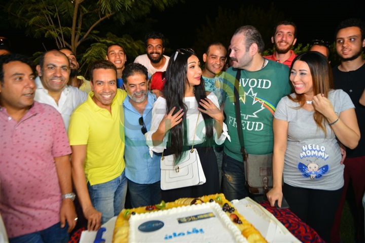 بالصور.. أبطال فيلم "بث مباشر" يحتفلون بإنتهاء تصويره بالصور.. أبطال فيلم "بث مباشر" يحتفلون بإنتهاء تصويره